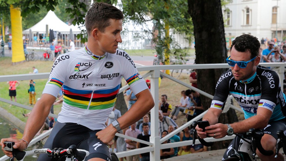  Michal Kwiatkowski (vľavo) a Mark Cavendish na predstavovaní tímov v Utrechte pred TdF.