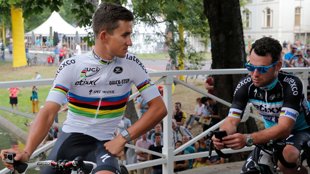 Michal Kwiatkowski (vľavo) a Mark Cavendish na predstavovaní tímov v Utrechte pred TdF.