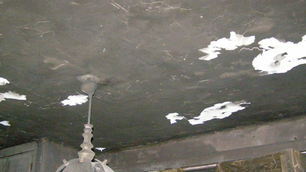 Zadymený strop.