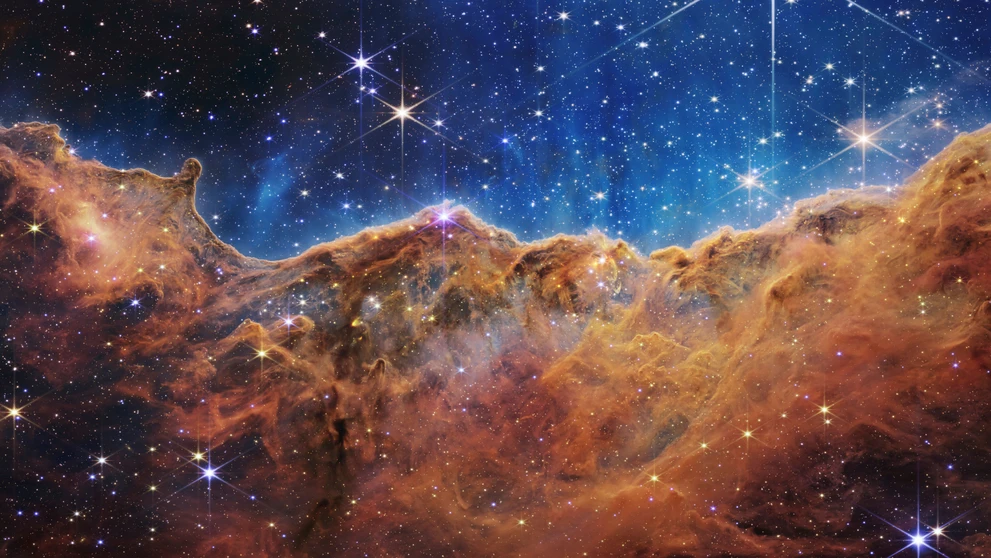 Na snímke zverejnenej americkým Národným úradom pre letectvo a vesmír (NASA) emisná hmlovina NGC 3324 v súhvezdí Kýl zhotovená kamerou NIRCam vesmírneho teleskopu Jamesa Webba.