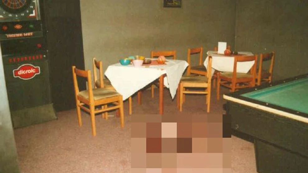 Pohľad na telo zavraždenej servírky v roku 2003.