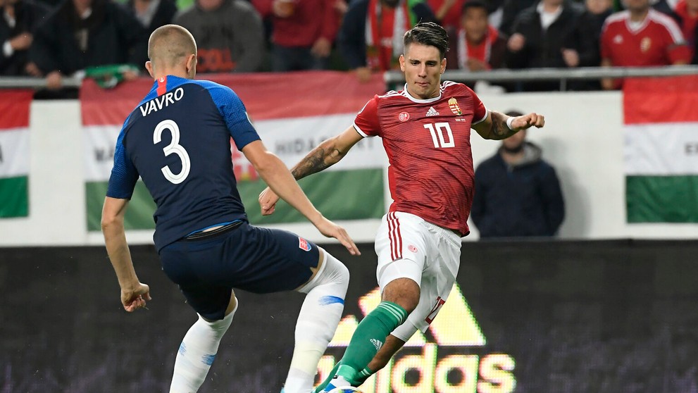 Zľava Nemci Serge Gnabry a Marcel Halstenberg oslavujú gól v kvalifikácii ME 2020 na pôde Severného Írska.