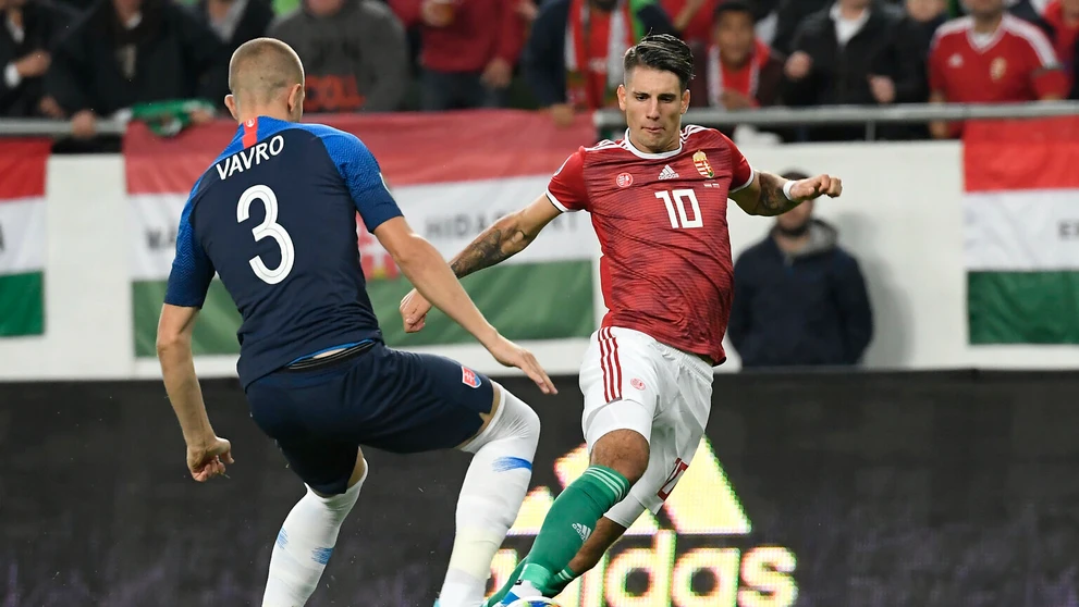 Zľava Nemci Serge Gnabry a Marcel Halstenberg oslavujú gól v kvalifikácii ME 2020 na pôde Severného Írska.