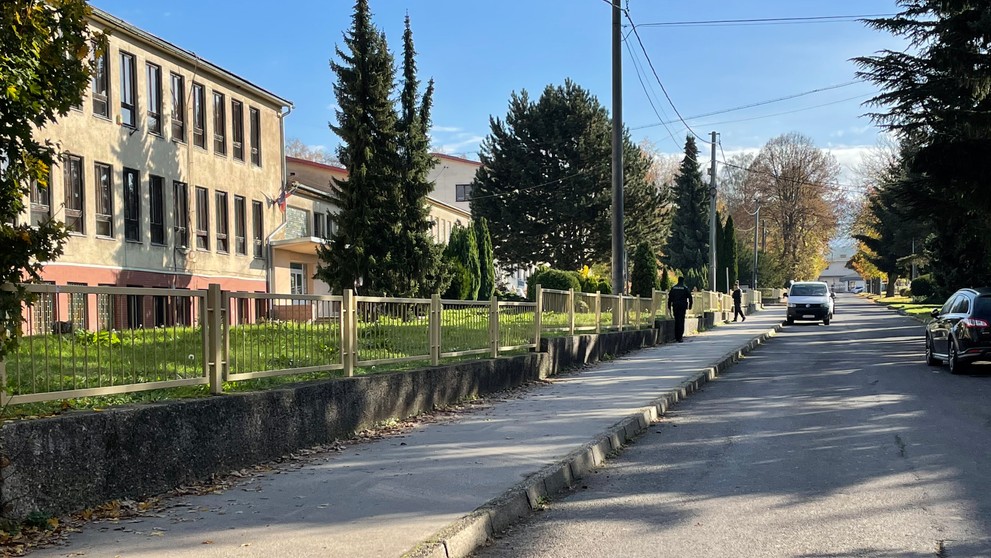 Na Strednej odbornej škole v Novákoch útočil študent sekerou.