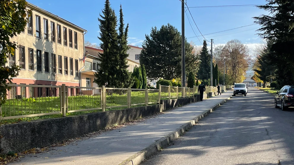 Na Strednej odbornej škole v Novákoch útočil študent sekerou.