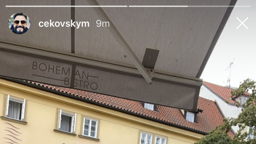 Americkí astronauti Doug Hurley (v popredí vpravo) a Bob Behnken (vľavo) počas rozhovoru na Medzinárodnej vesmírnej stanici.