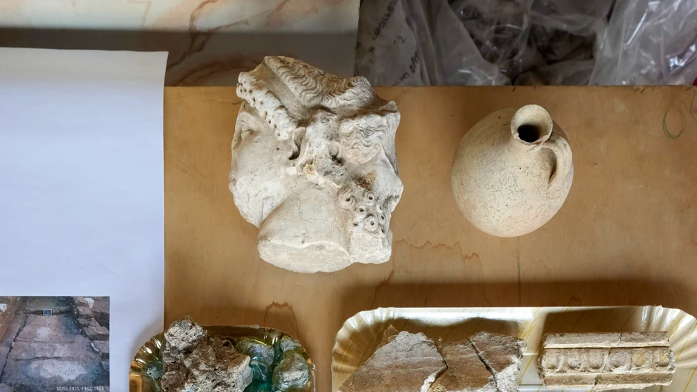 Rímske artefakty z 1. storočia n. l. pochádzajúce z vykopávok Nerovho divadla