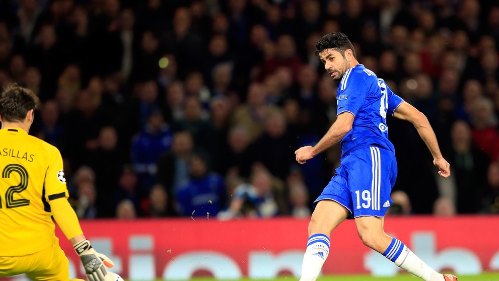 Na snímke Brankár Porta Iker Casillas chytá strelu hráča Chelsea Diega Costu