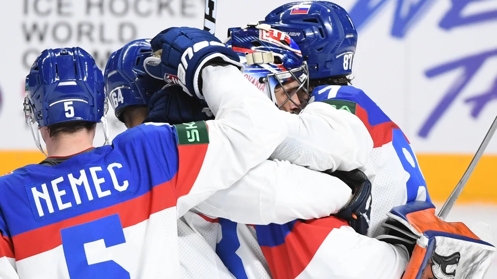 Na snímke hráči Slovenska sa tešia z víťazstva