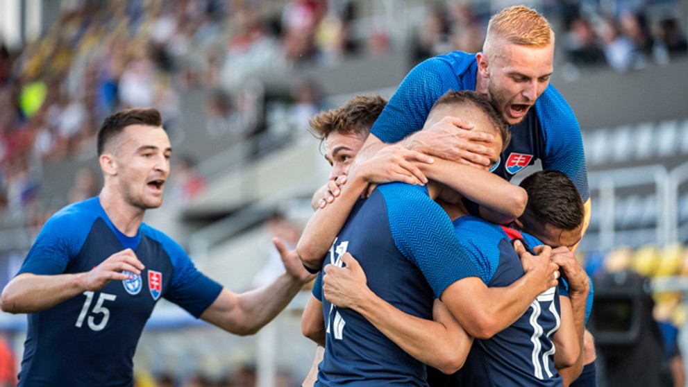 Futbaloví reprezentanti do 21 rokov sa tešia po strelení gólu v príprave do talianskej brány.