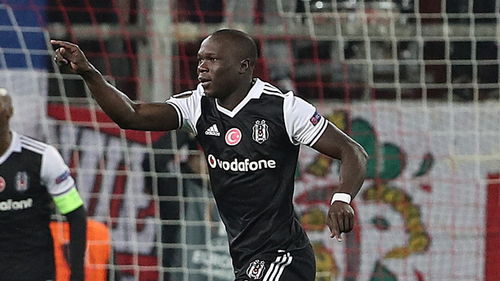 Vincent Aboubakar z Besiktasu oslavuje gól v sieti Olympiacosu v osemfinále EL.