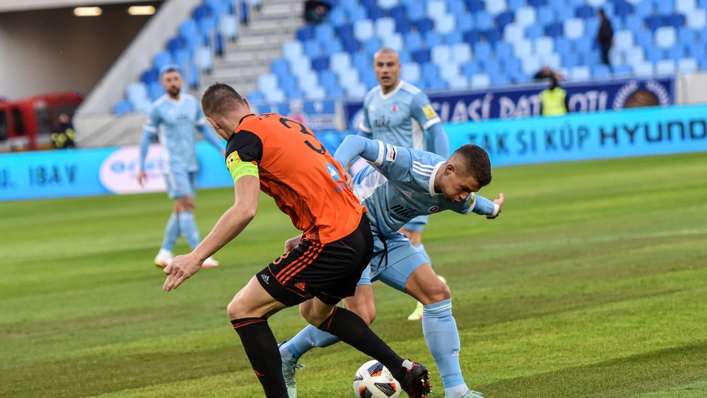 Zľava Ján Maslo z Ružomberka a Samuel Mráz (Slovan Bratislava) počas zápasu 14. kola Fortuna ligy.