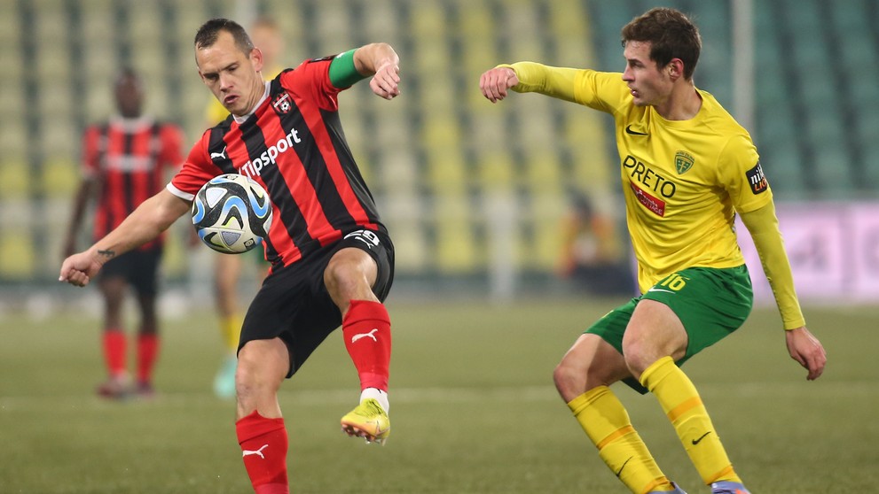 Sprava v súboji o loptu Patrik Iľko (Žilina) a Martin Mikovič (Trnava) v 17. kole Niké ligy.