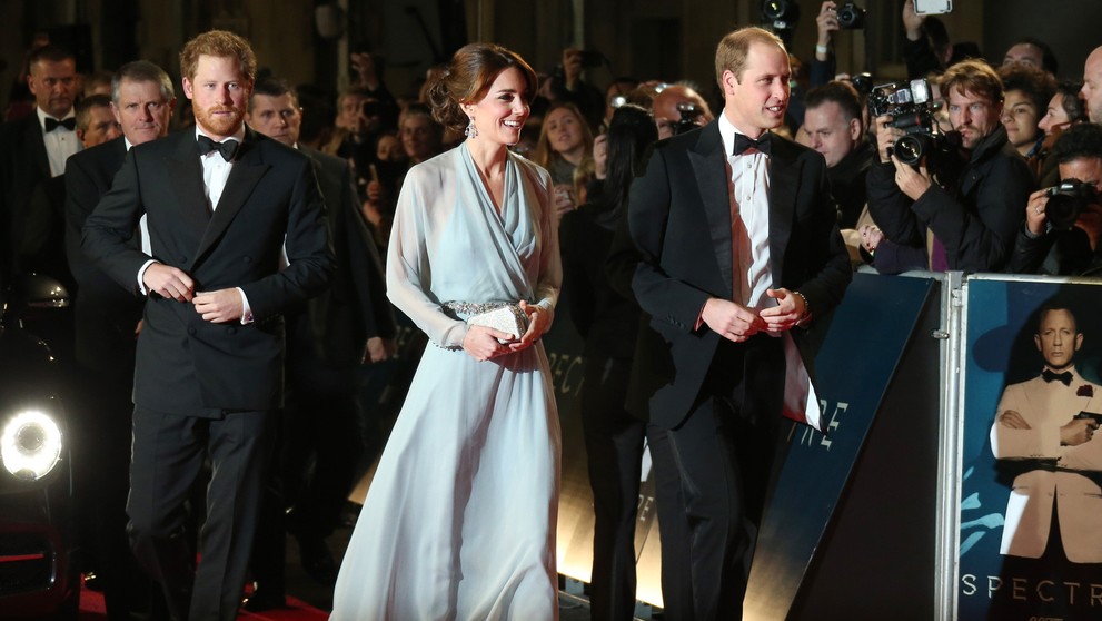 Na snímke sprava britský princ William, jeho manželka Kate a princ Harry.