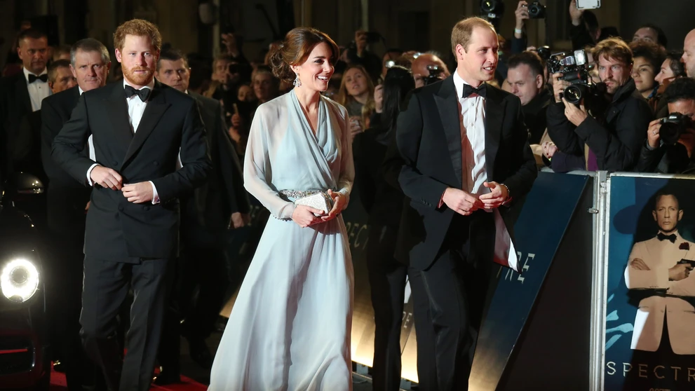 Na snímke sprava britský princ William, jeho manželka Kate a princ Harry.