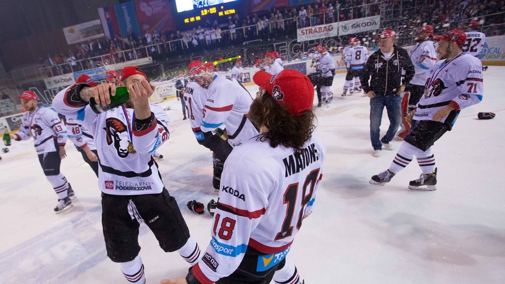 Na snímke hráči HC'05 iClinic Banská Bystrica oslavujú zisk historicky prvého majstrovského titulu