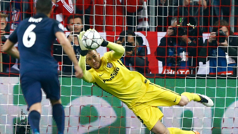 Zákrok Jana Oblaka v odvetnom dueli semifinále LM Bayern-Atlético.