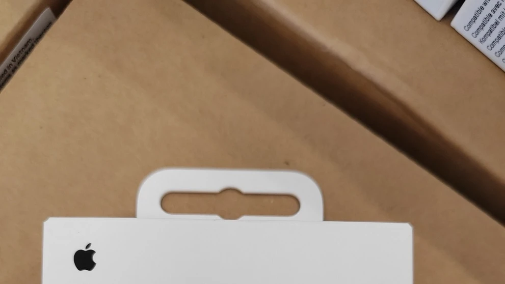 Finančná spáva SR zaistila vyše 15-tisíc falzifikátov príslušenstva Apple