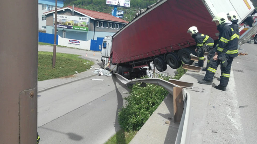 Na mieste zasahujú hasiči aj s ťažkou technikou.