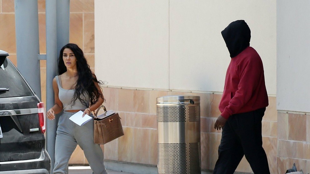 Kim Kardashian a Kanye West na odchode z nemocnice. 