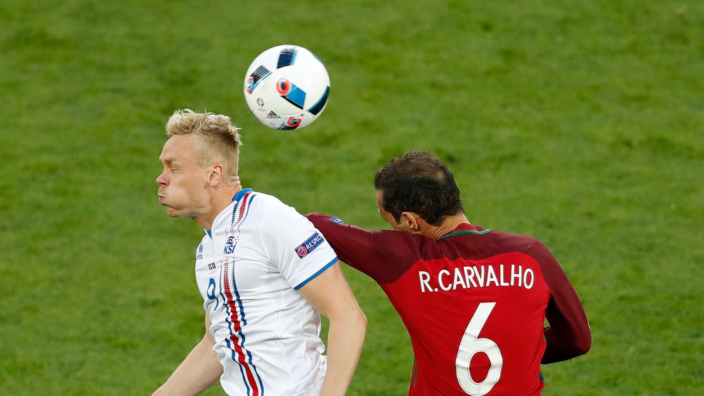 Portugalský veterán Ricardo Carvalho (vpravo) v hlavičkovom súboji s Kolbeinnom Sigthorssonom z Islandu na ME vo Francúzsku.