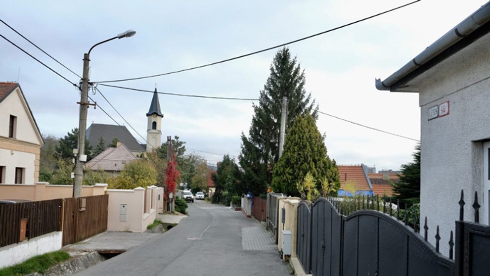 Prevoz vianočného stromčeka na Hlavné námestie v Bratislave.