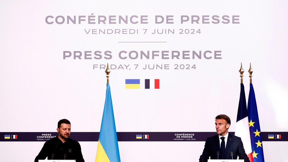 Sprava Emmanuel Macron a Volodymyr Zelenskyj.