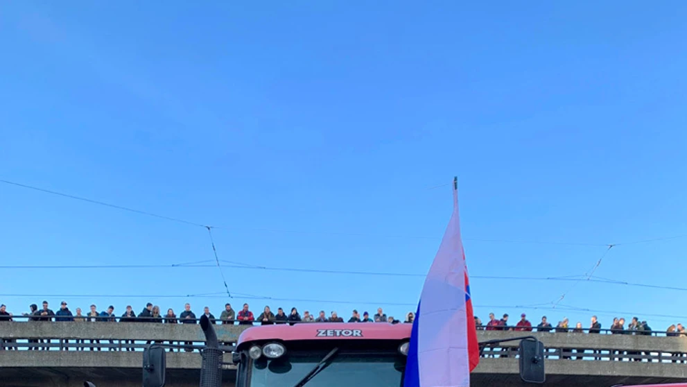 Na snímke tréner brankárov Ján Lašák v rozhovore s tretím brankárom Slovana Bratislava Michalom Vojvodom počas tréningu na zraze
