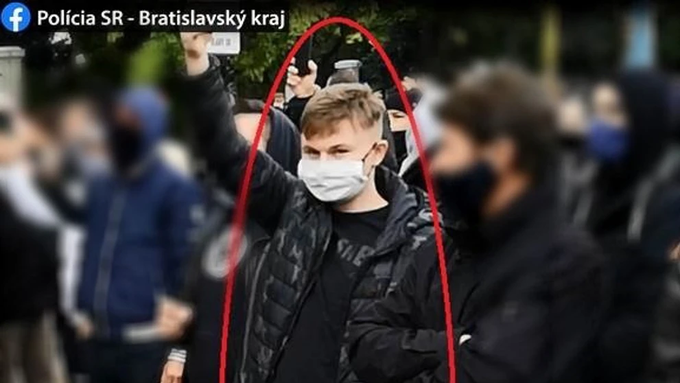 Hľadaný mladý muž z protestu zo 17. októbra.