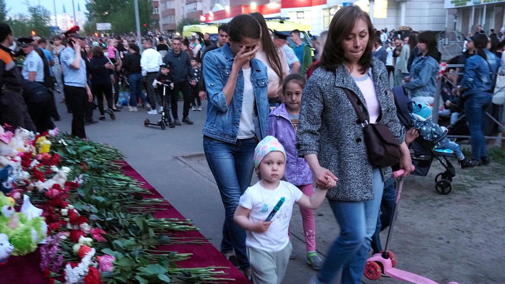 Ľudia vyjadrujú sústrasť po streľbe na škole v Kazani