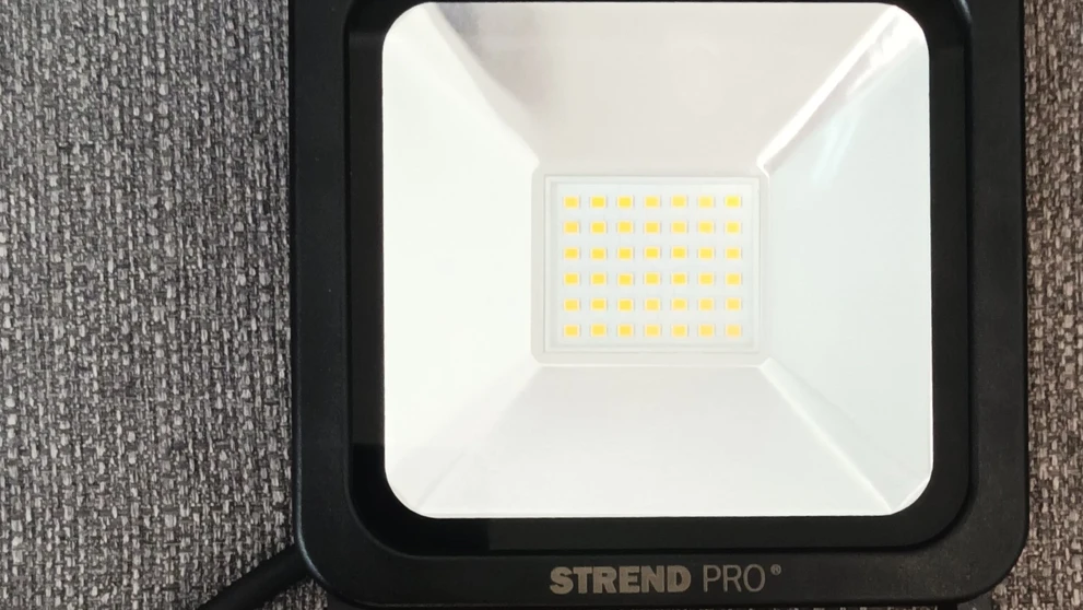 Nebezpečný LED reflektor.