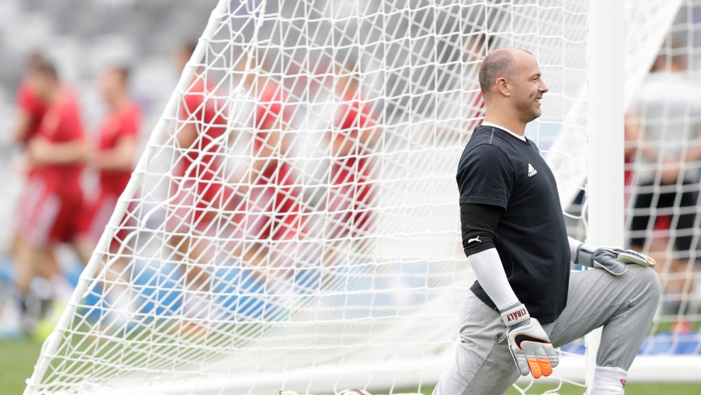 Brankár maďarskej futbalovej reprezentácie Gábor Király počas tréningu.
