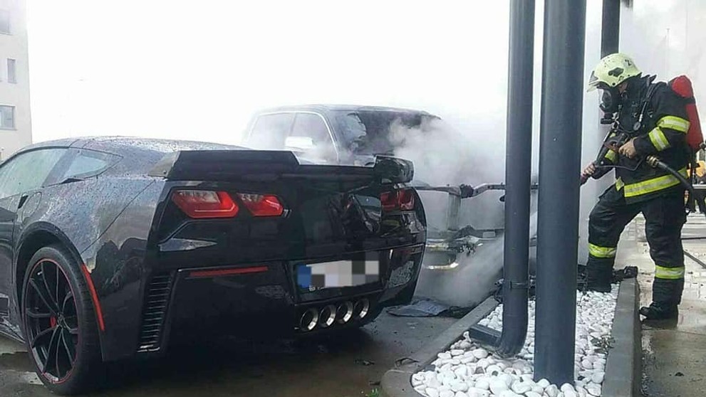 Horiace autá na Panónskej ulici.