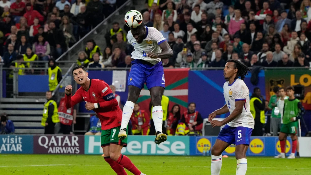 Dayot Upamecano hlavičkuje počas zápasu.
