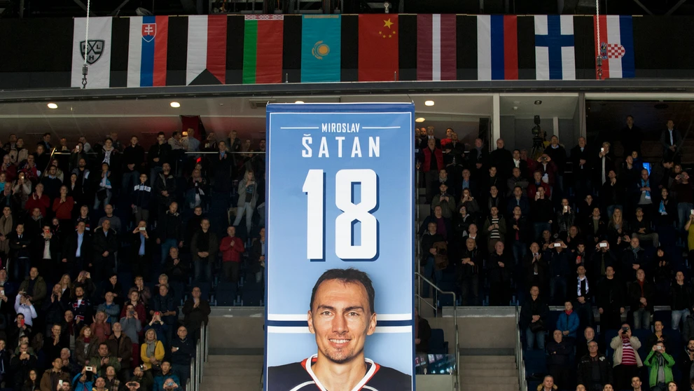 Vyvesenie tabule Miroslava Šatana na Štadióne Ondreja Nepelu pred zápasom KHL Slovana s Červenou hviezdou Kchun-lun.