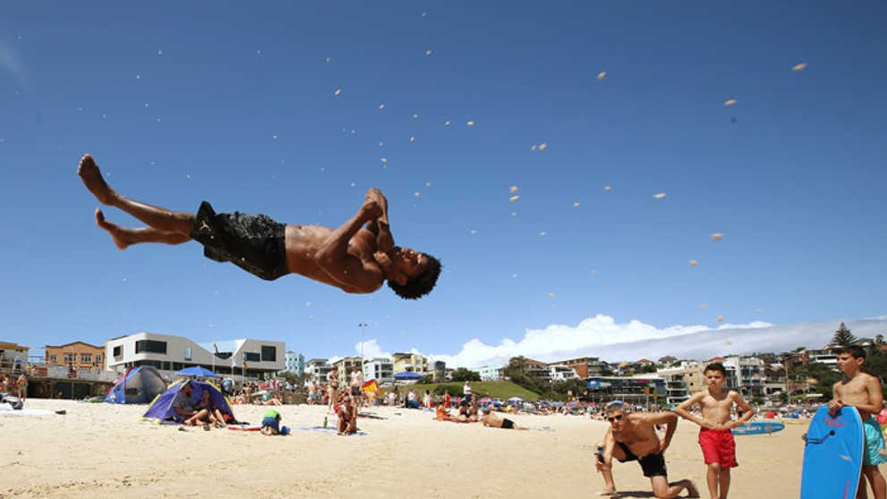 Brazílsky akrobat Jackson Carmelo Topazio na austrálskej pláži Bondie Beach.