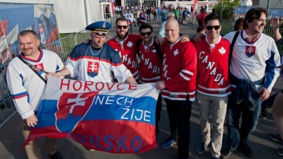 Na snímke slovenskí a kanadskí fanúšikovia pred zápasom B-skupiny hokejových MS Slovensko - Kanada v Petrohrade.
