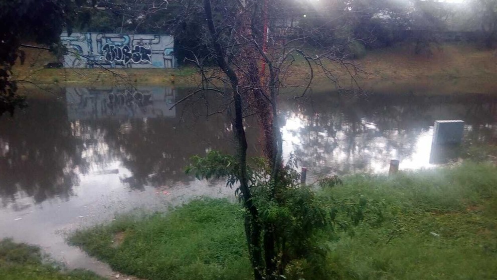 Zatopená ulica vo Vrakuni.