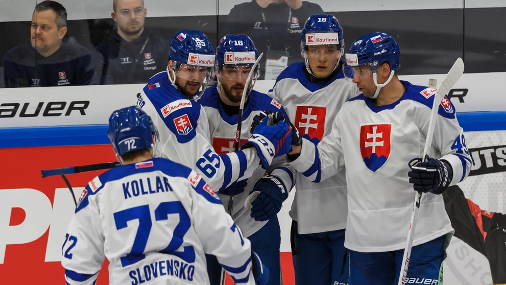 Na snímke slovenskí hokejisti sa tešia z gólu, zľava Andrej Kollár, Martin Bučko, Róbert Lantoši, Andrej Kukuča a Samuel Takáč.