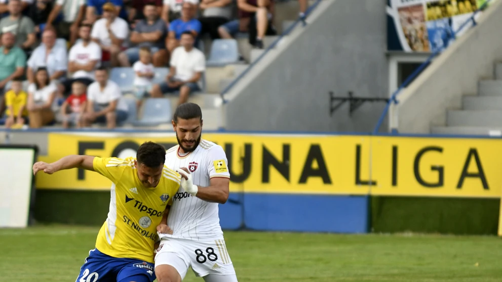 Zľava hráč MFK Zemplín Michalovce Lukáš Jánošík a hráč FC Spartak Trnava Kyriakos Savvidis v 5. kole Fortuna ligy.