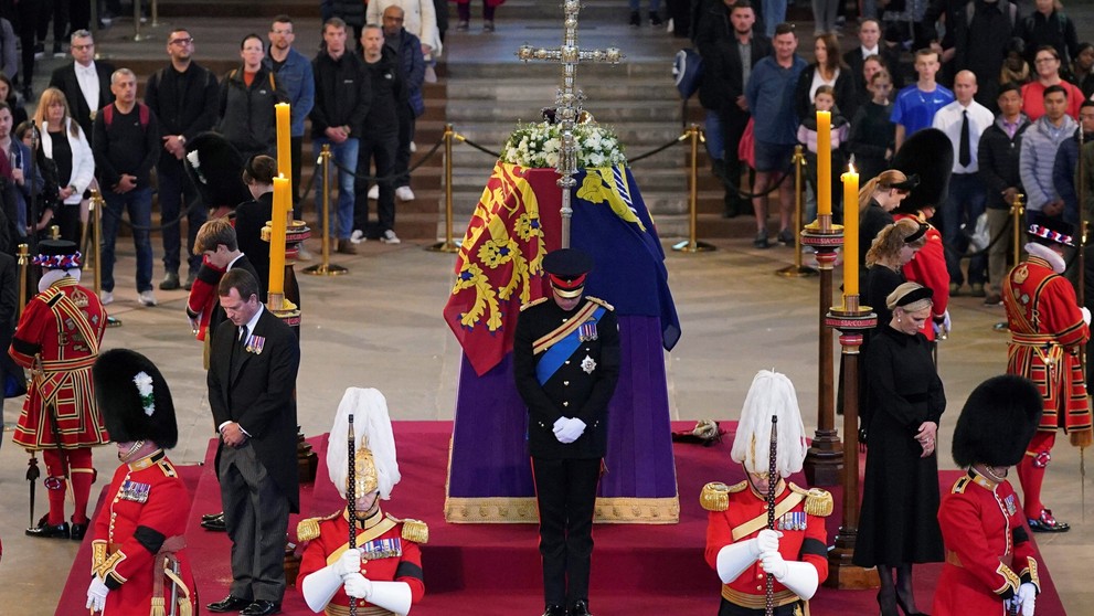 Vnúčatá pri rakve svojej starej mamy.