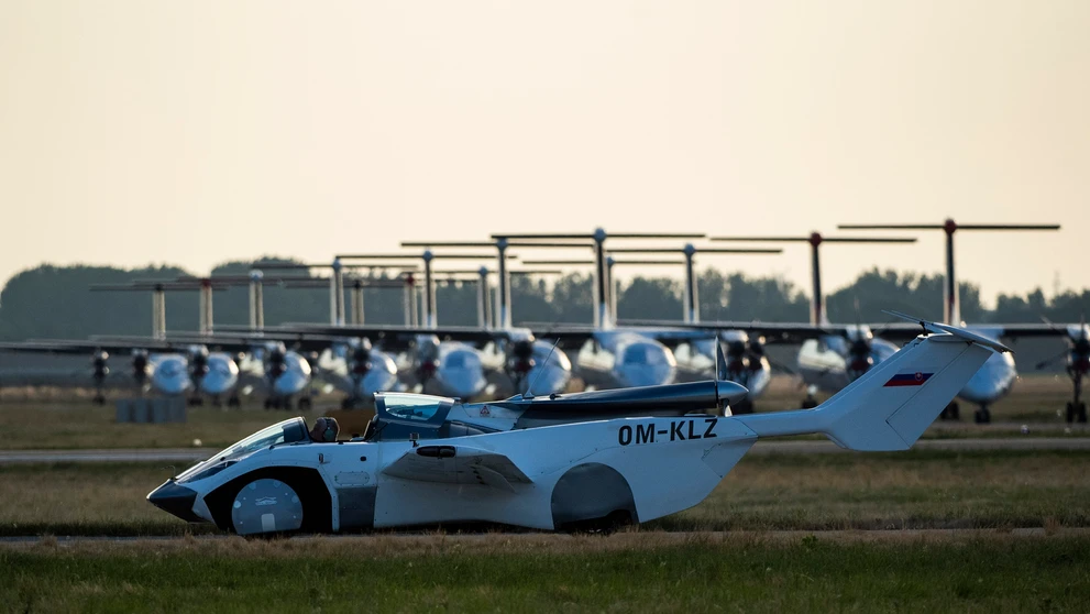 Lietajúce auto Aircar po prvý raz absolvovalo let medzi dvoma medzinárodnými letiskami