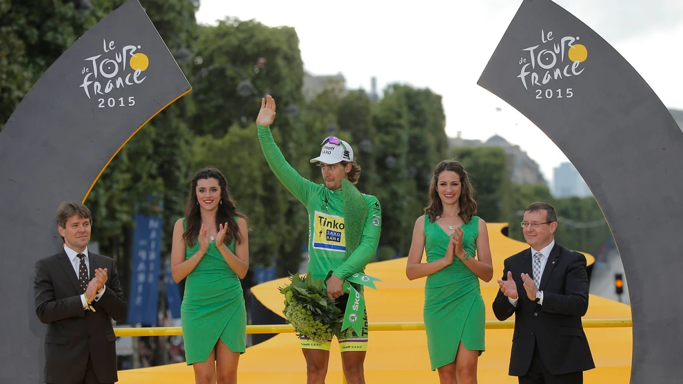 Peter Sagan pózuje po zisku zeleného dresu
