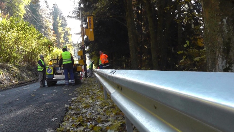 Robotníci dávajú zvodidlá na ceste do Kremnických Baní.