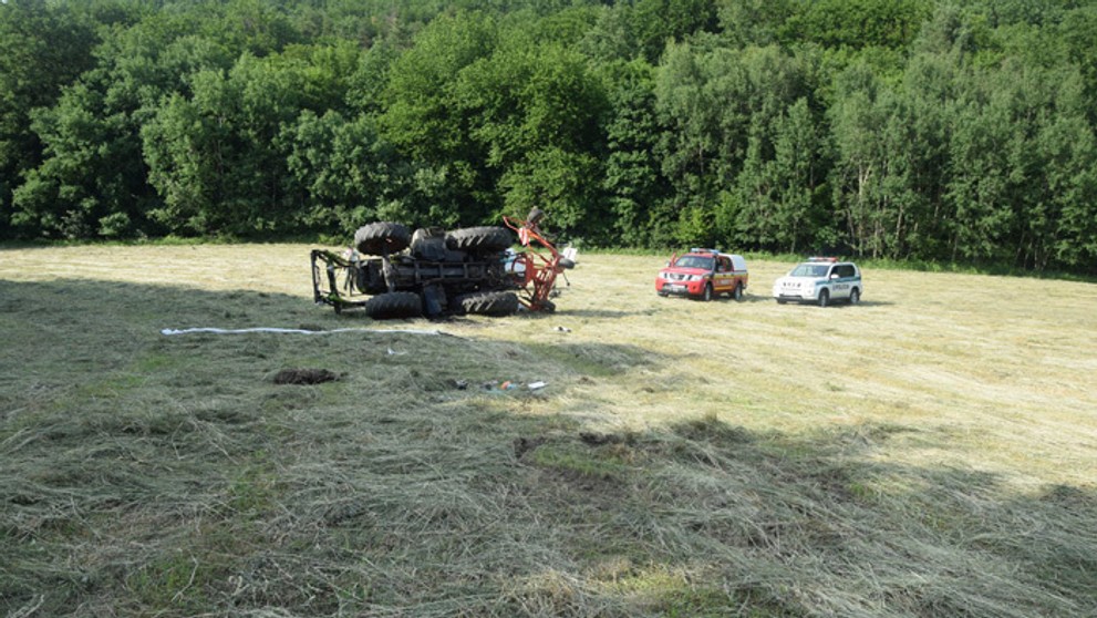 Prevrátený traktor na poli v katastri obce Cerová-Rozbehy, ktorý zabil 22-ročného mladíka.