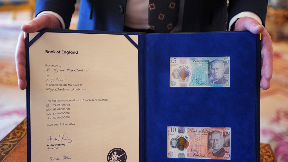 Britský kráľ si prezrel prvé bankovky so svojím portrétom