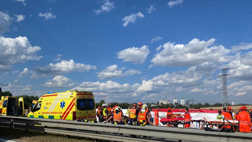 Zrážka autobusov na D2 pri Brne.