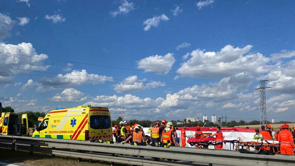 Zrážka autobusov na D2 pri Brne.