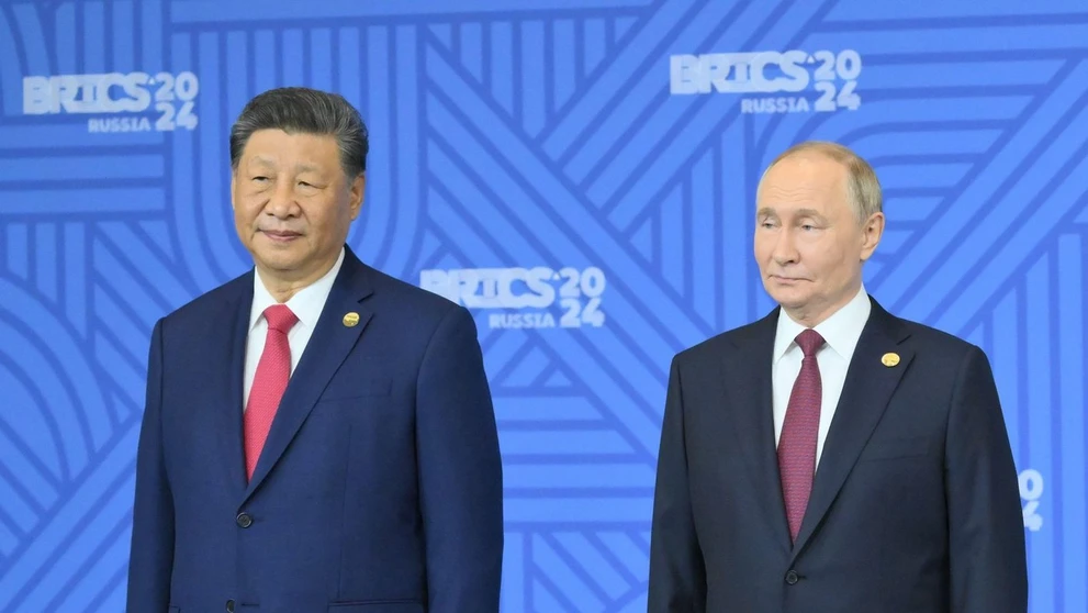 Čínsky prezident Si Ťin-pching (vľavo) a ruský prezident Vladimir Putin pózujú pred novinármi na summite BRICS v Kazani.