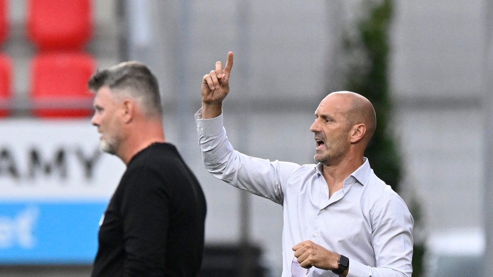 Zľava tréner MFK Zemplín Michalovce Marek Petruš a hlavný tréner AS Trenčín Ilija Stolica v zápase 2. kola Niké ligy.